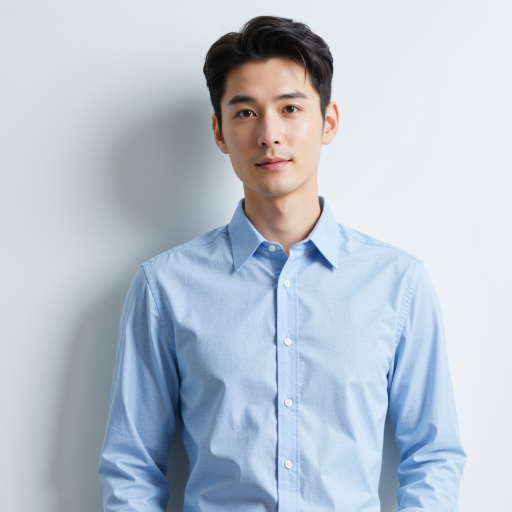 三十五岁左右青年男性半身照,穿浅蓝色休闲衬衫,未打领带,短发干练,目光坚定自信,浅蓝色背景,明亮光线